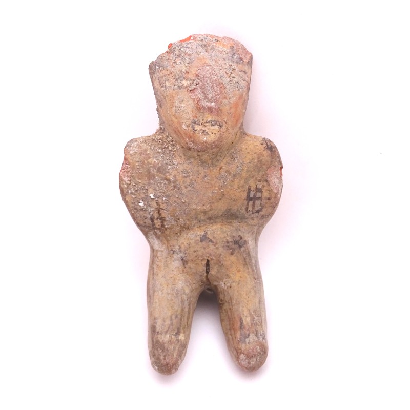 Figurina femenina escultórica, es posición sentada