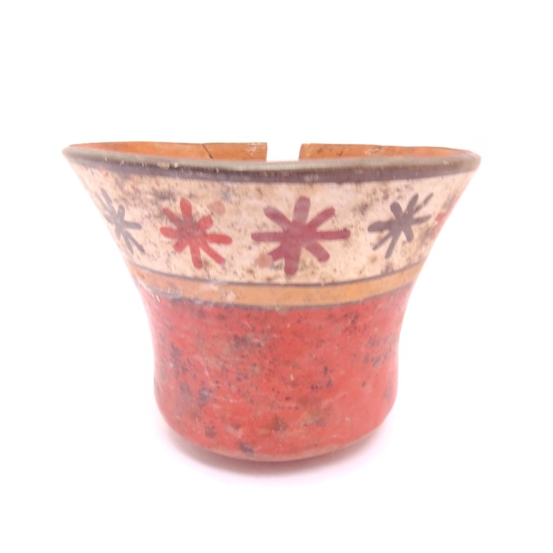 Pequeña taza cerámica con diseños de flores estilizadas