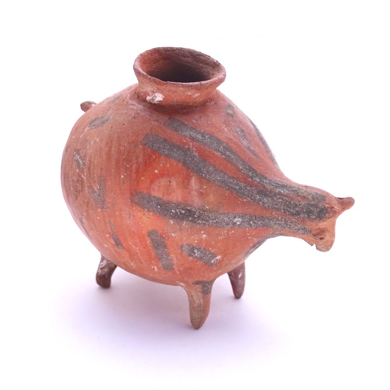 Vasija globular ovalada de forma de llama