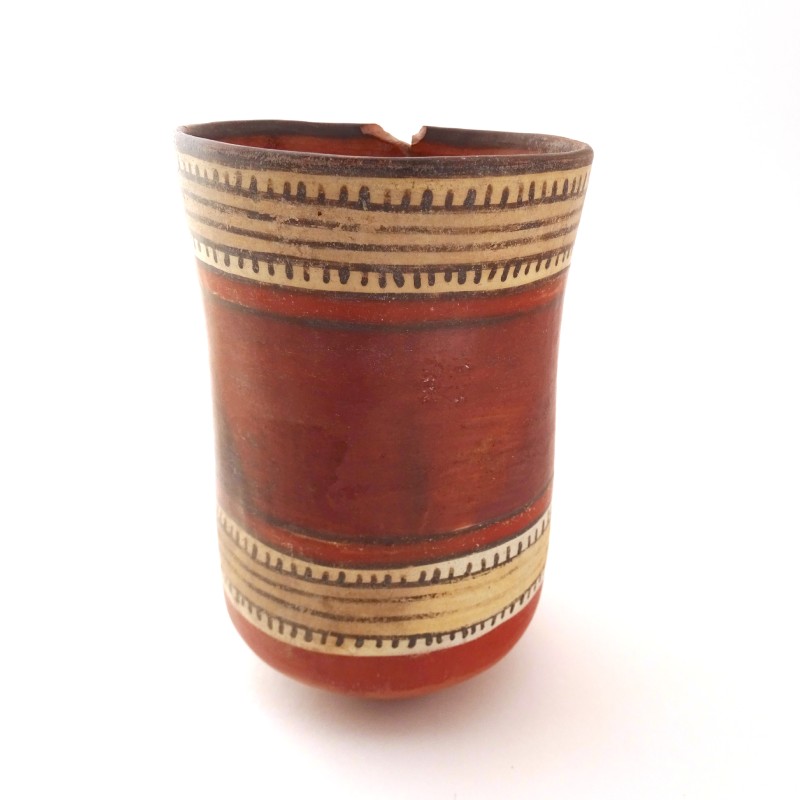 Vaso cerámico alargado con diseños geométricos